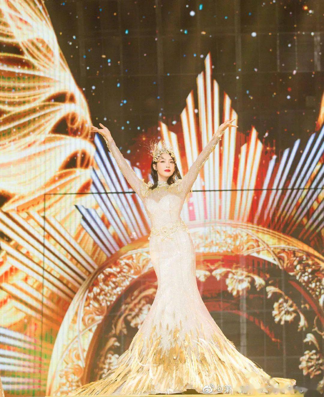 吉娜|第13届金鹰节开幕，《以家人之名》重聚合唱，吉娜官宣怀孕...