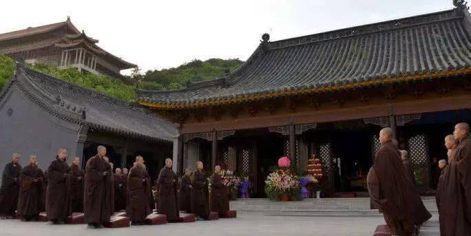 辽宁海城大悲寺 该寺戒律森严 现有僧众一百二十人 居士(预备皈依或