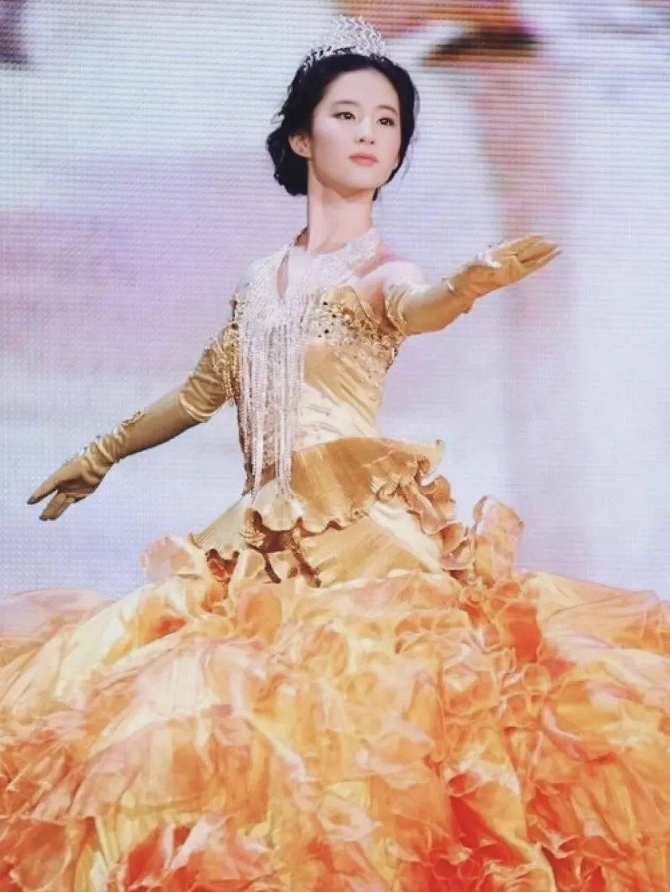 宋茜|八届金鹰女神盘点：宋茜时尚咖 唐嫣真爱表