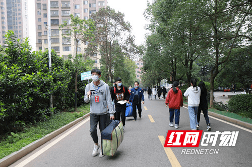 迎新|湖南机电职院：以心迎新 新生报到首日近4000人到校