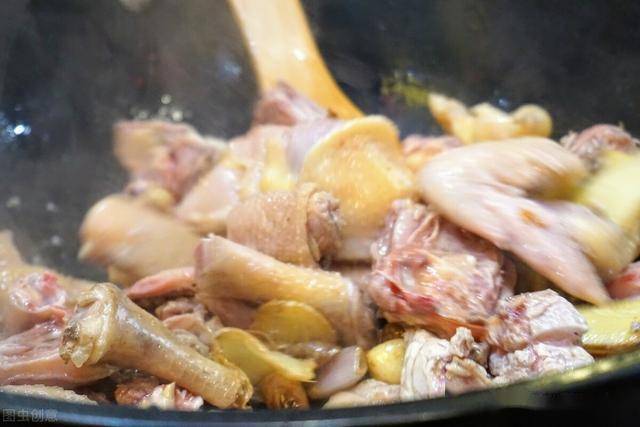 炒鸡肉不要直接焯水，大厨教你家常正确做法，鸡肉嫩滑入味不柴_洋葱
