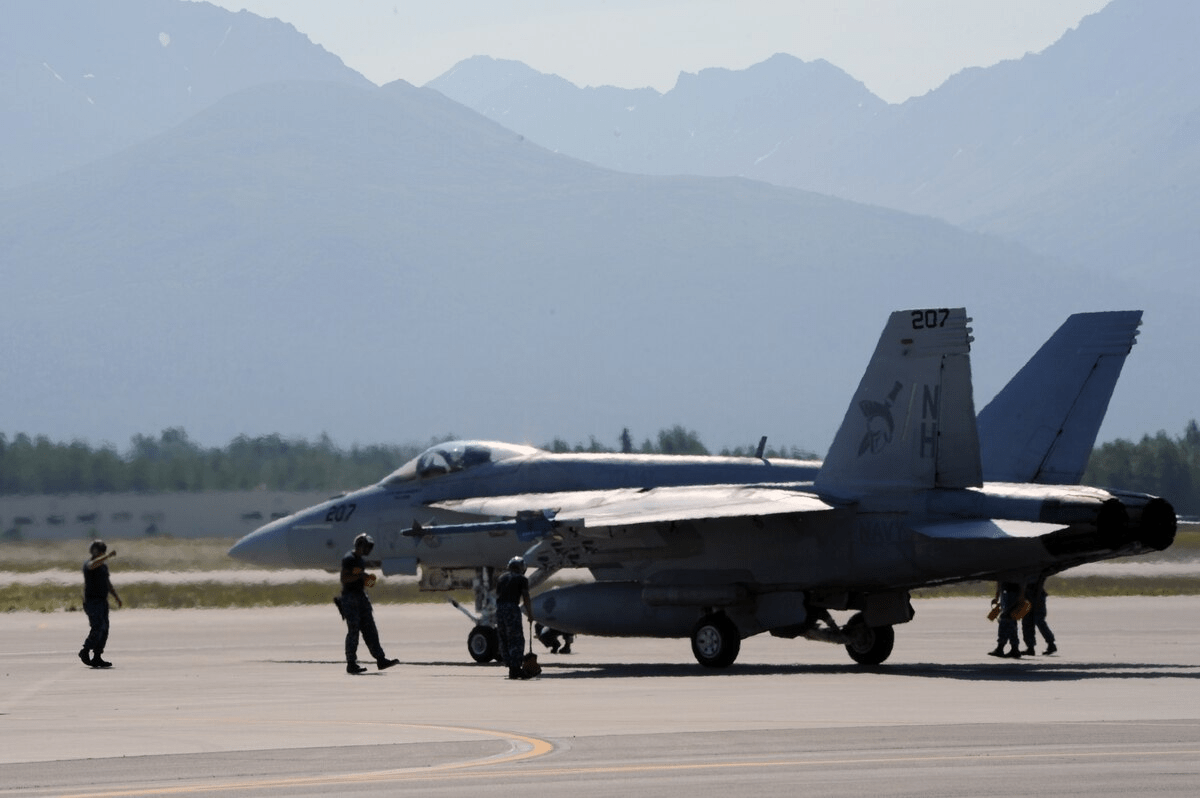 美军|美国一架F18在“中国湖”附近坠毁 飞行员跳伞