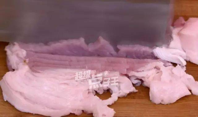 把肉翻过来,和刚才下刀方向呈直角,横着切片,同样间隔1厘米切一刀.