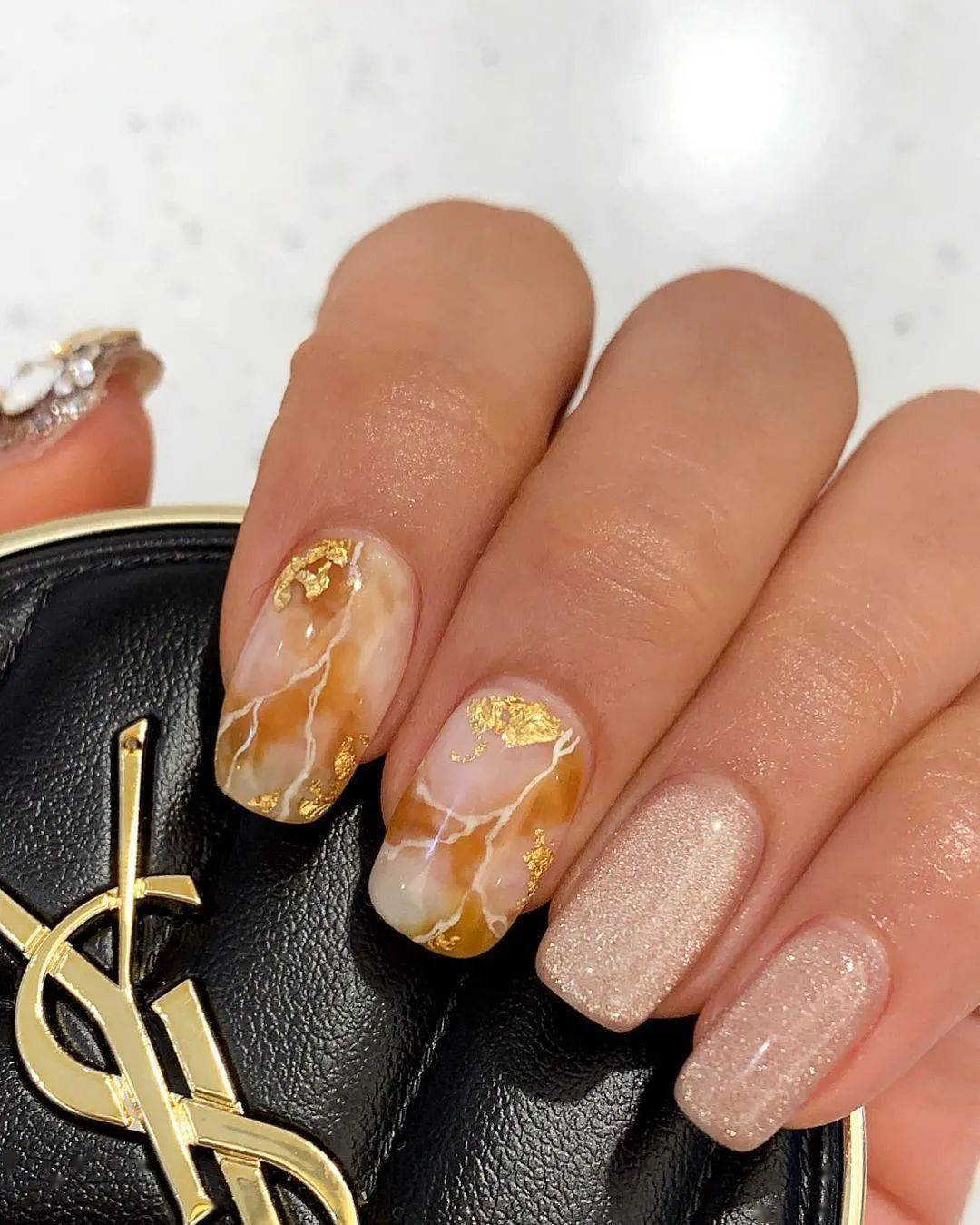 款式|每刻美丨两大流行款式的秋季美甲新鲜直达