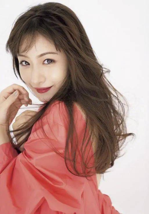 颜官宣|日本神颜官宣结婚!从“黑土胖”到“白美瘦”完美逆袭,期待她下一个高光!