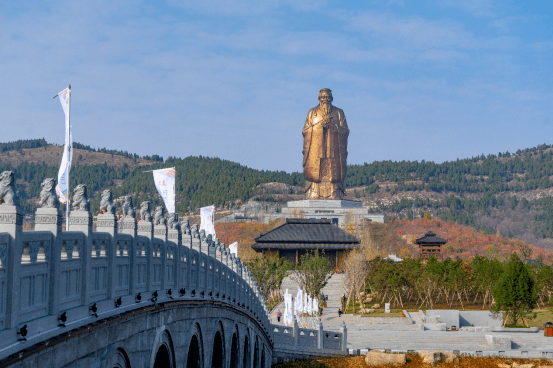 340余米,五峰并峙,五川汇流,有元代杨奂所著《东游记》所称的尼山八景