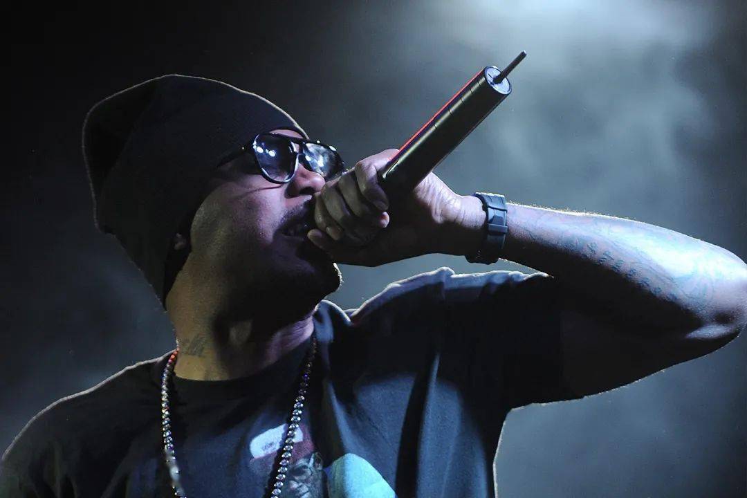 将匪帮生活带入流行文化的 nas,也曾在艺术领域为 hip-hop 争取到立锥
