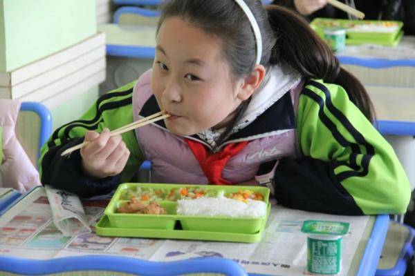 西固区|西固区率先开展义务教育阶段学生营养午餐供餐服务