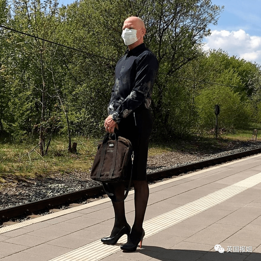 硬汉老爸爱上高跟鞋配短裙？长腿翘臀画风太妖娆