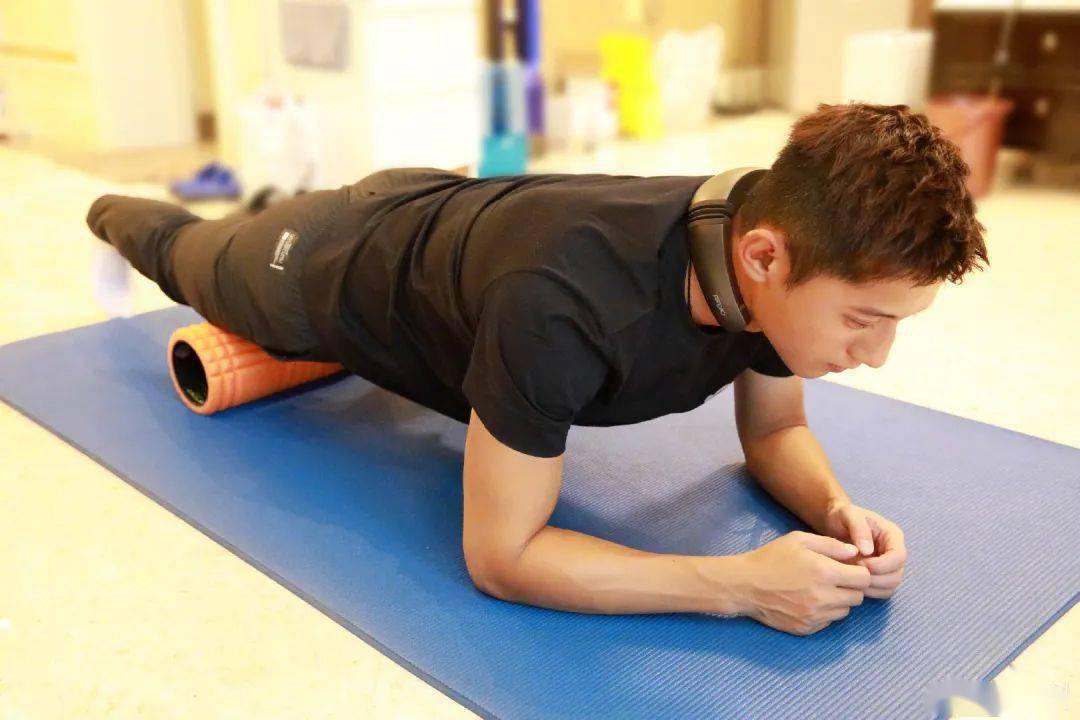 按摩|跟着张继科张国伟解锁专业颈椎按摩仪，真香！