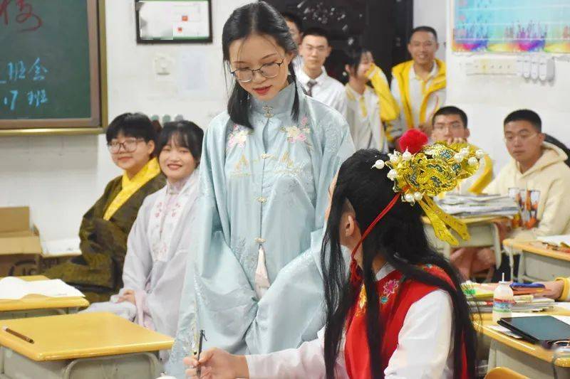 攀枝花市三中举行"《红楼梦》阅读成果展示"主题班会评比活动