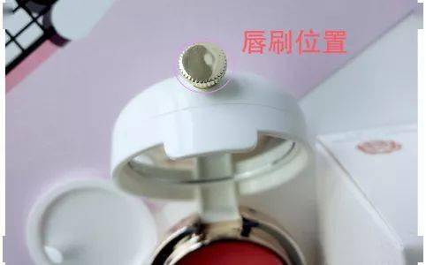 是一种|唇膜界的“唇纹小熨斗”！抹1次=10次润唇膏，抹出Q弹水嫩少女唇，是一种让男神心动的高级撩！