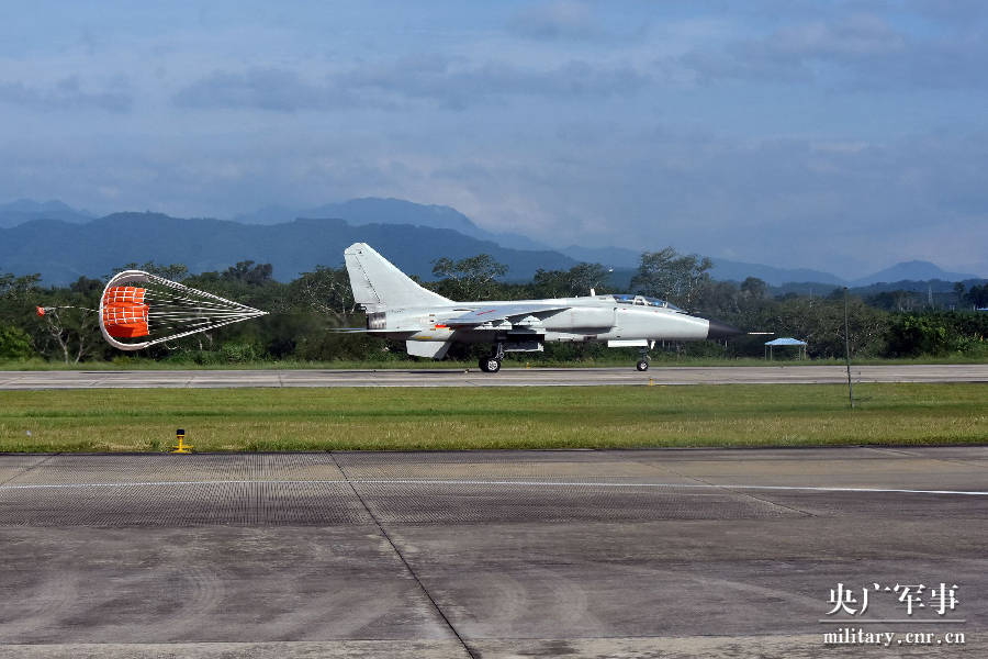 海军航空兵在南海海域组织大规模导弹实射！