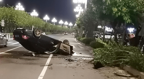 晚上10:53～斗门西堤路翻车现场,查看视频,原来是他.