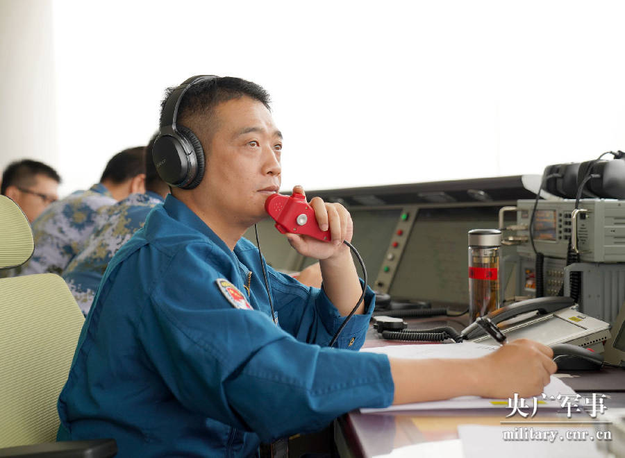 海军航空兵在南海海域组织大规模导弹实射！