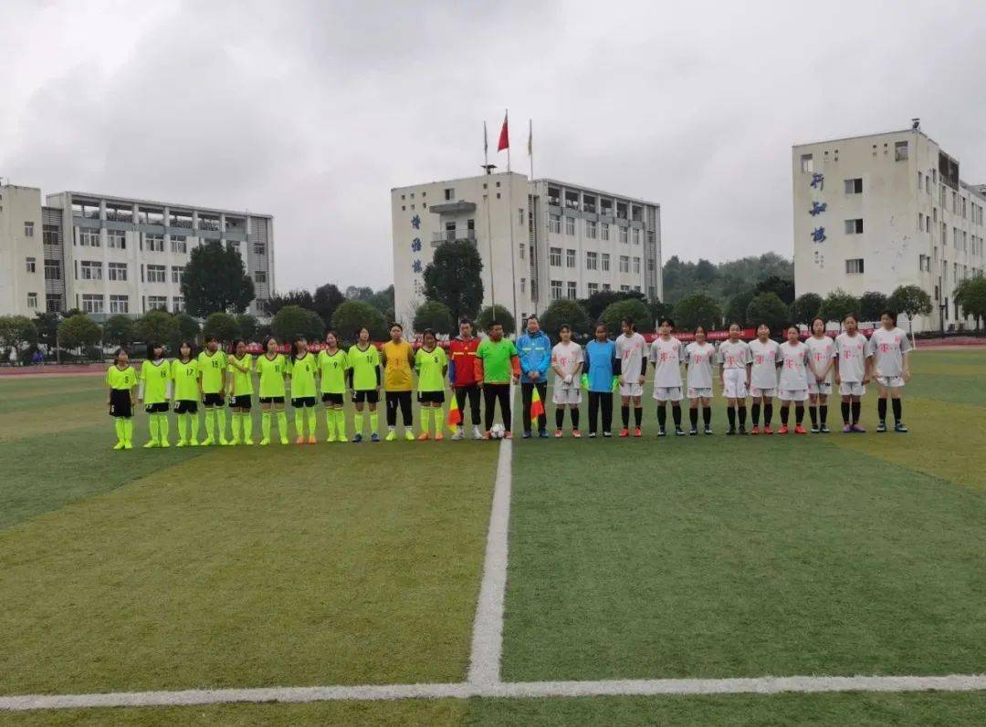 溶溪镇中心校学生女子足球代表队荣获  小学女子组  第一名.
