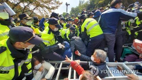 恒达注册韩军向“萨德”基地运施工装备 警民发生冲突 (图1) 恒达注册韩军向“萨德”基地运施工装备 警民发生冲突 (图1)