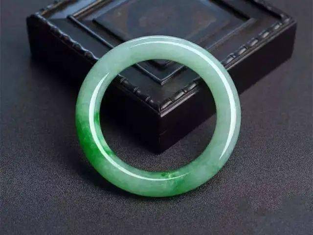 翡翠|九玉：这只玉镯不挑人，还能代代相传？为自己和家人聚集福气都靠它！