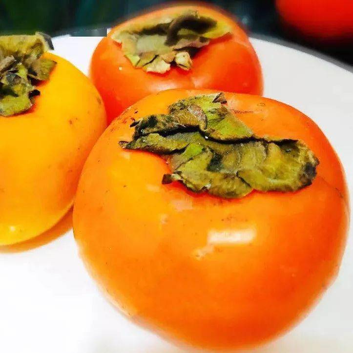 在中国的一些地方,霜降时节要吃红柿子,这样不但可以御寒保暖,同时