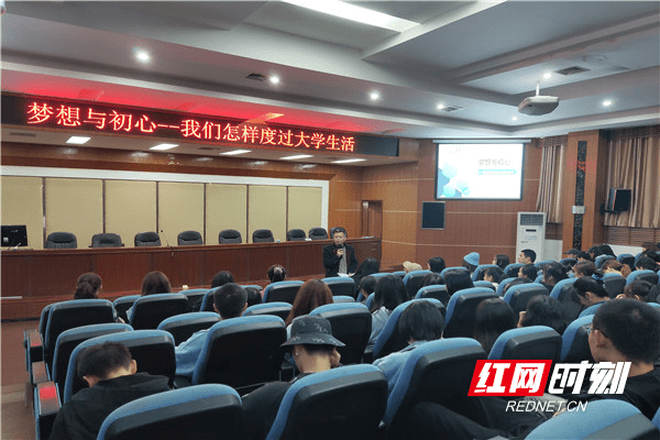 新生|吉首大学美术学院围绕“五导”开展新生入学教育