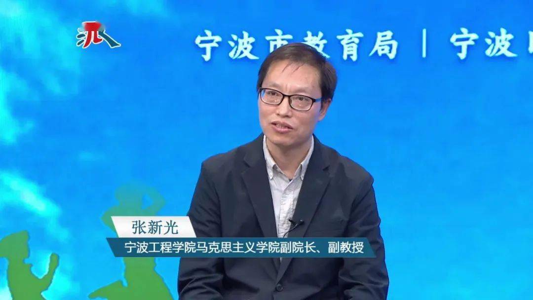 课上,张新光和姜帆聊宁波,谈人生,描绘了在宁波发展的美好图景,并指出
