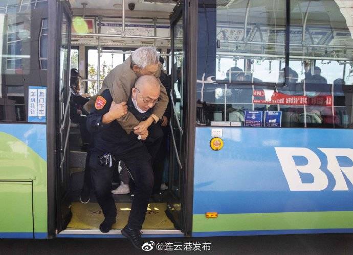 连云港公交上的暖心一幕_手机搜狐网