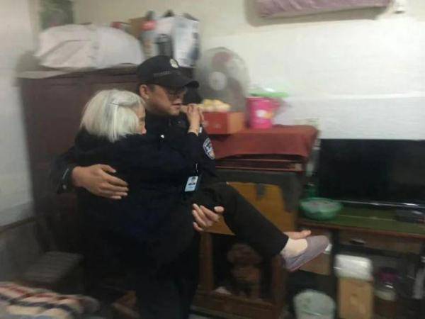 杭州民警这两个“公主抱”太暖了！