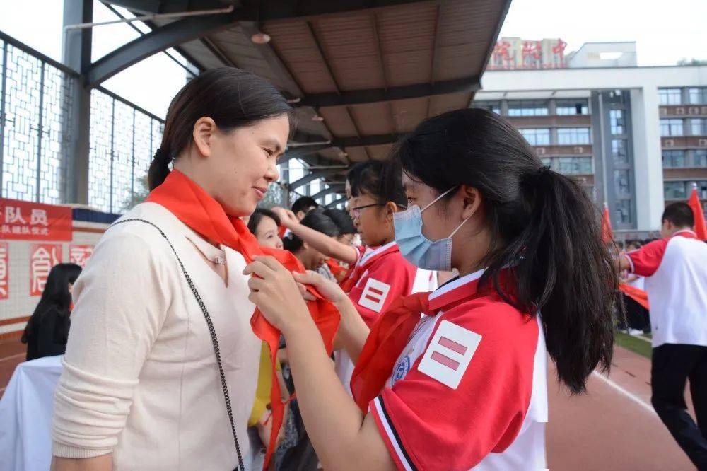 初一大队长吴闻宇代表少先队员发言,他认为红领巾大责任大,每一位少先