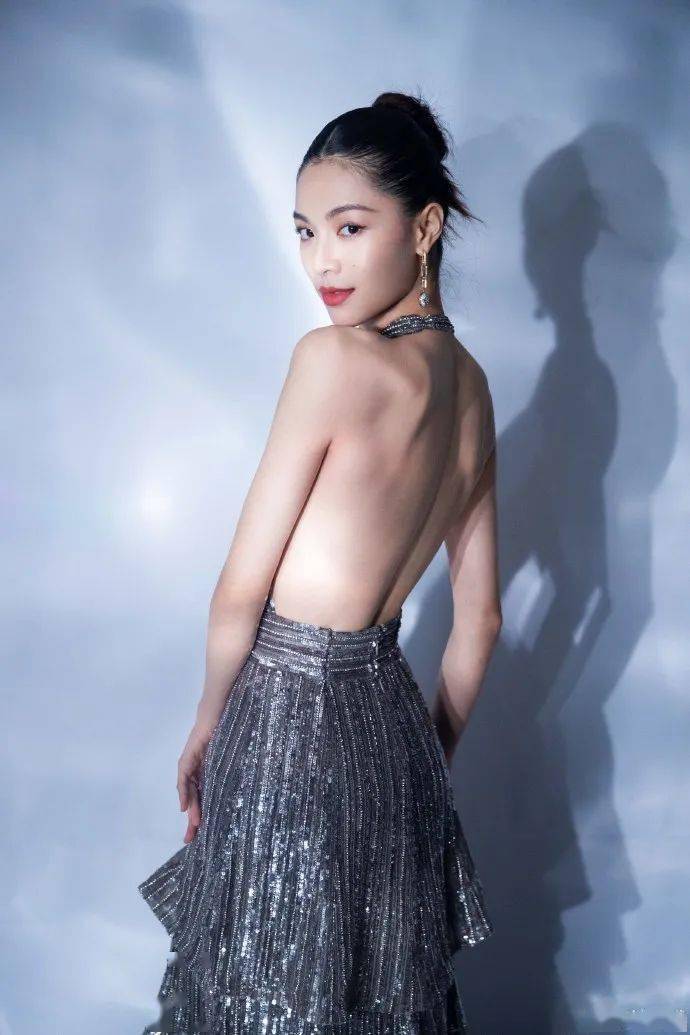 攻略|钟楚曦的美背“杀”到我了！攻略快安排一下！