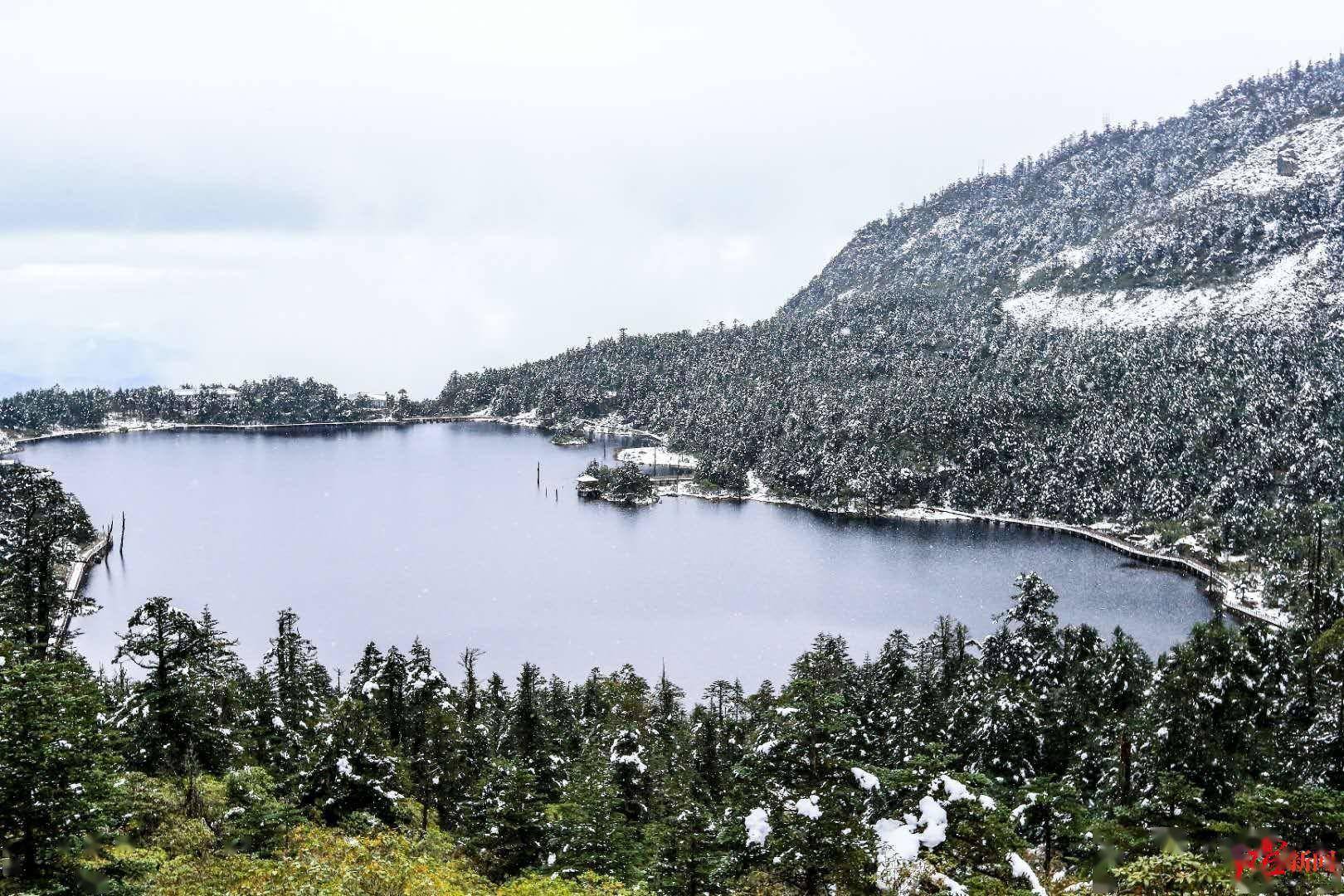 太美了！宛若童话世界，四川螺髻山景区迎来今年秋冬第一场雪_红星