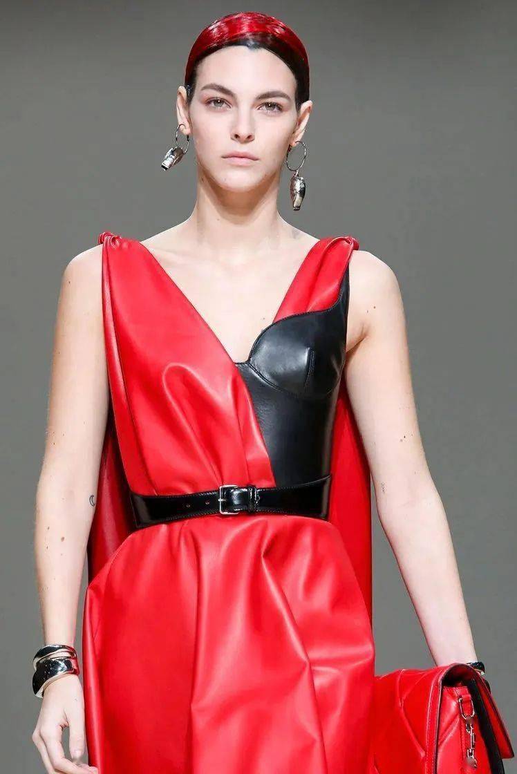 冒险|Pantone发布“月经红”色号,充满活力和冒险精神的红色是如何“驰骋”整个时尚界的？