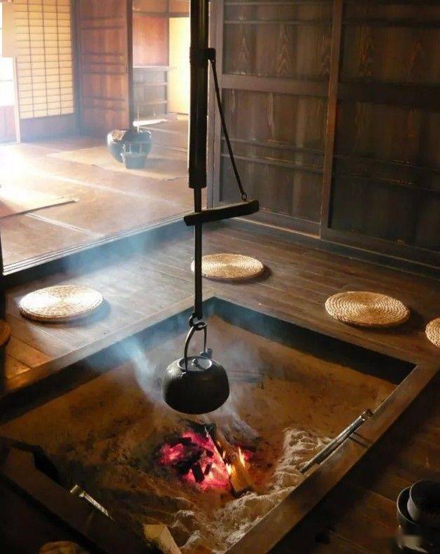 一种日本建筑样式,出现在公元前10世纪的绳文时代,意为没有烟囱的火炉