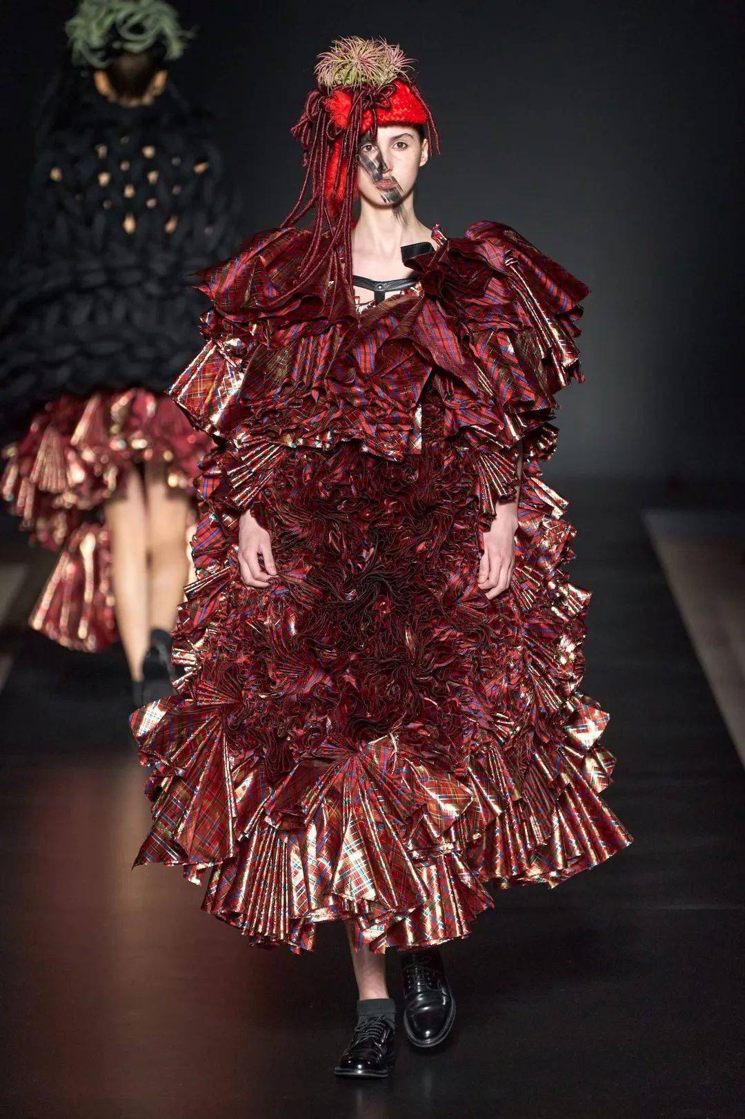 冒险|Pantone发布“月经红”色号,充满活力和冒险精神的红色是如何“驰骋”整个时尚界的？