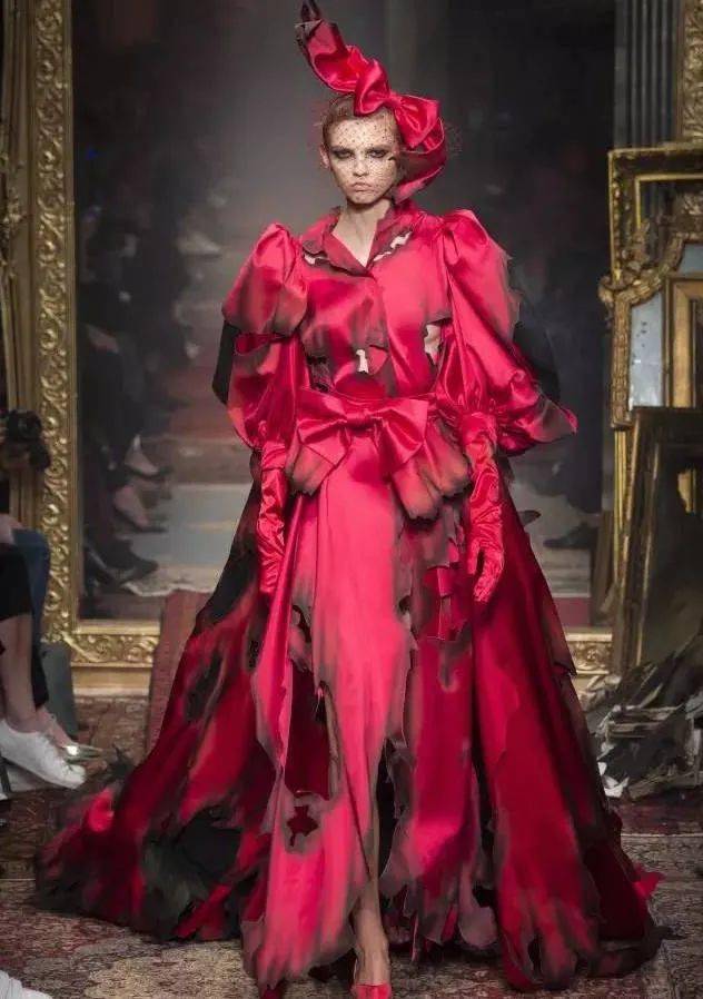 冒险|Pantone发布“月经红”色号,充满活力和冒险精神的红色是如何“驰骋”整个时尚界的？