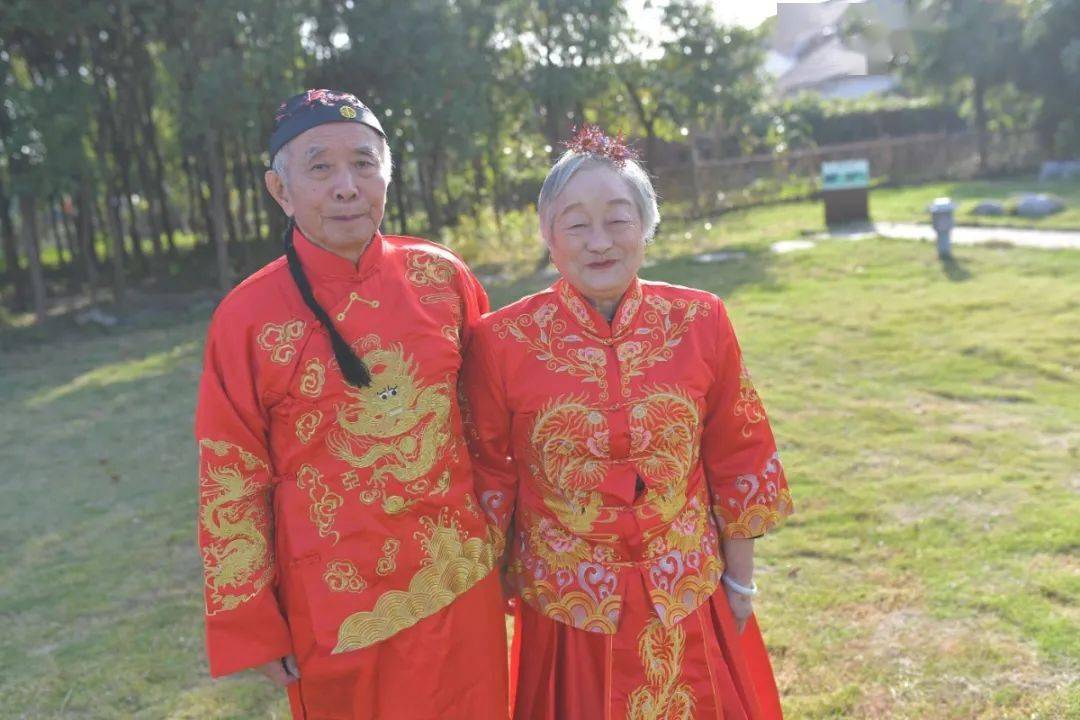 奉贤这个村庄为百对老人拍摄金婚纪念照 定格幸福瞬间