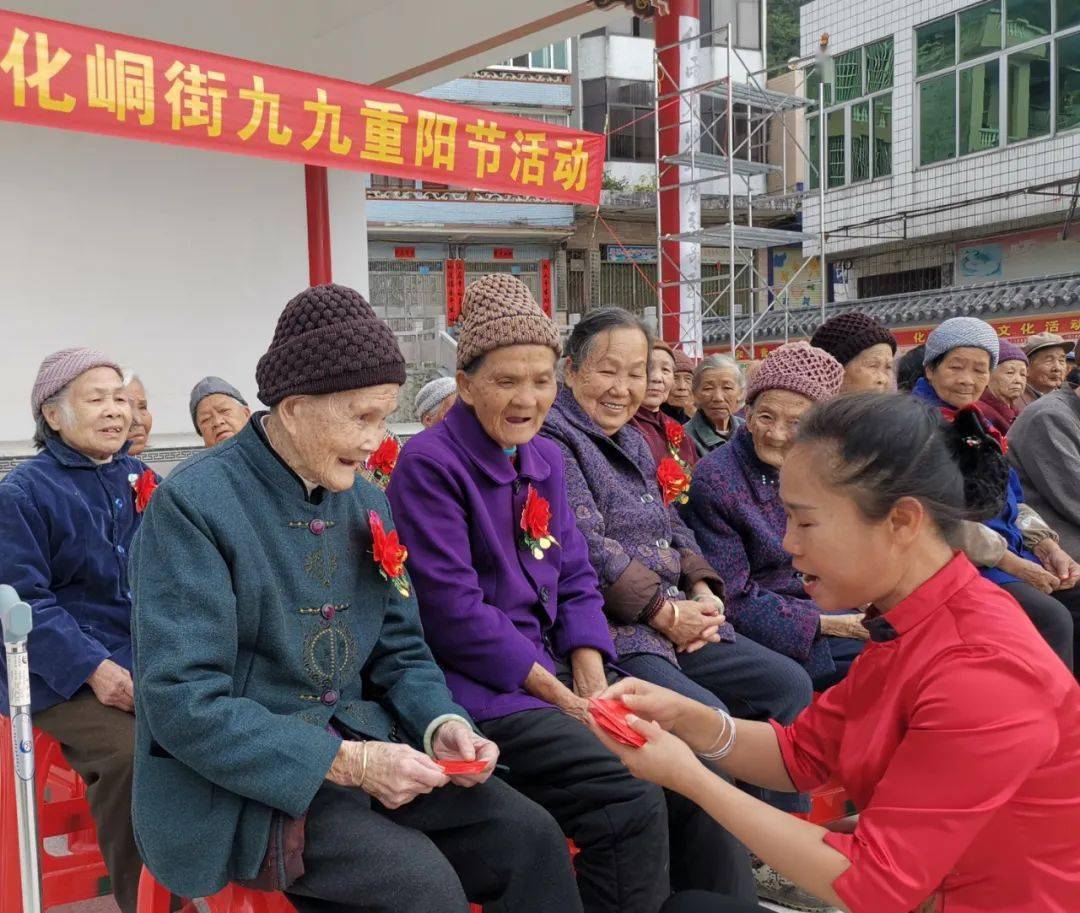 图为10月25日,靖西市化峒镇化峒街举办活动庆祝重阳节现场.黄安忠摄