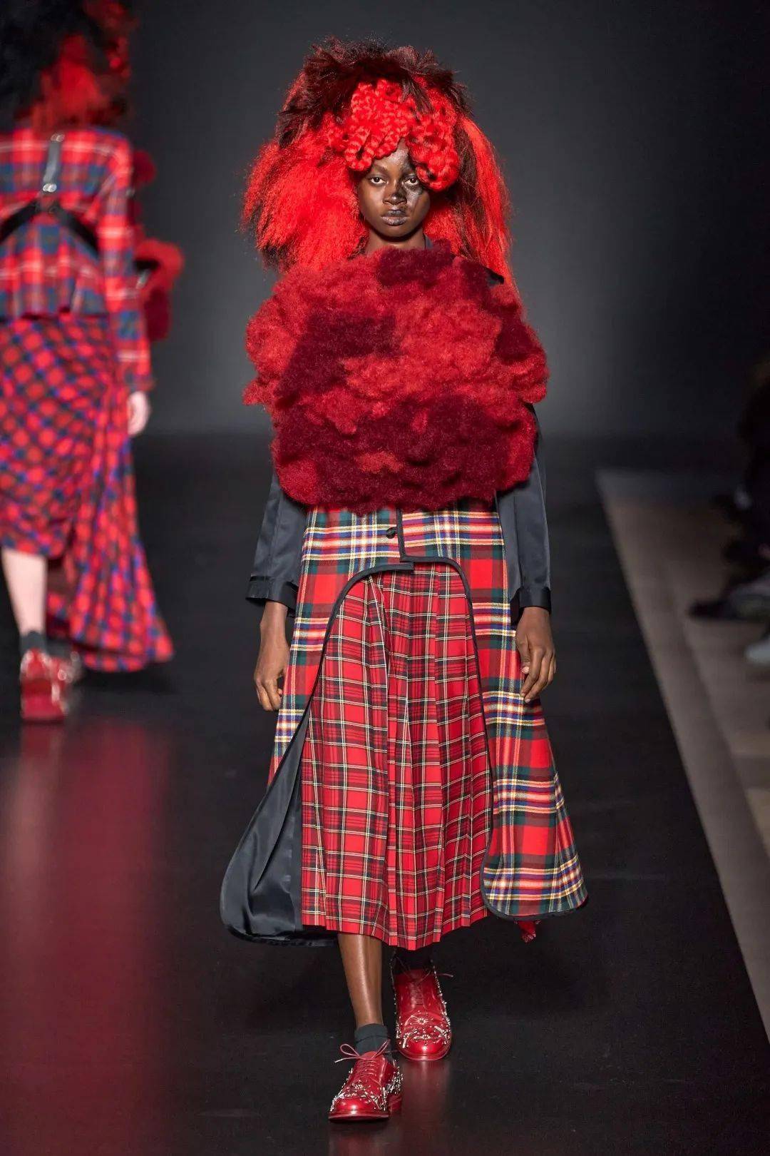 冒险|Pantone发布“月经红”色号,充满活力和冒险精神的红色是如何“驰骋”整个时尚界的？