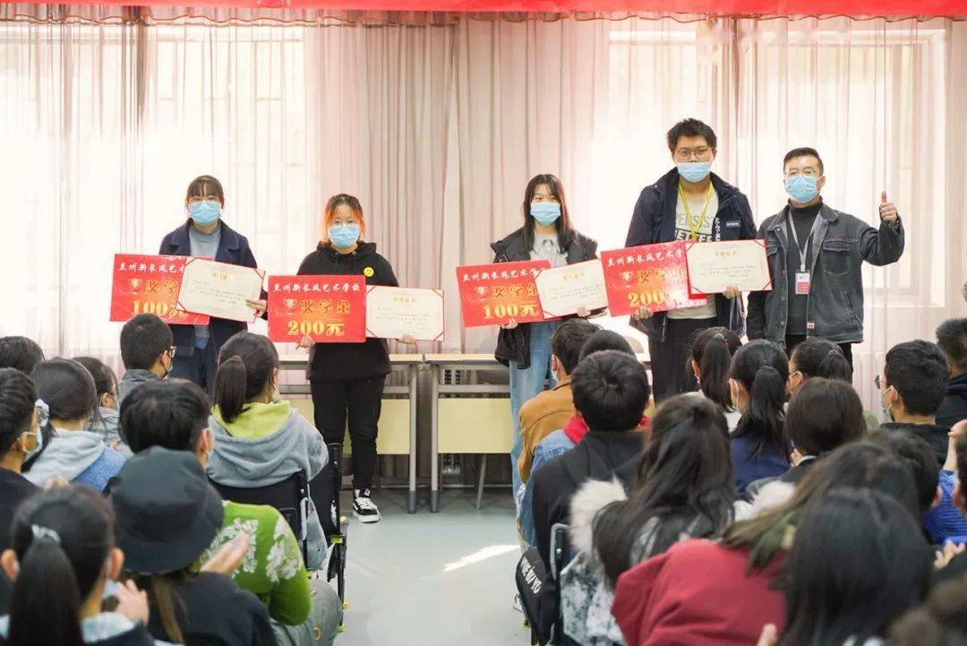 安老师为五泉校区荣耀班获得进步之星的杨芳,单昕琳,王浩坤,俞玫亦