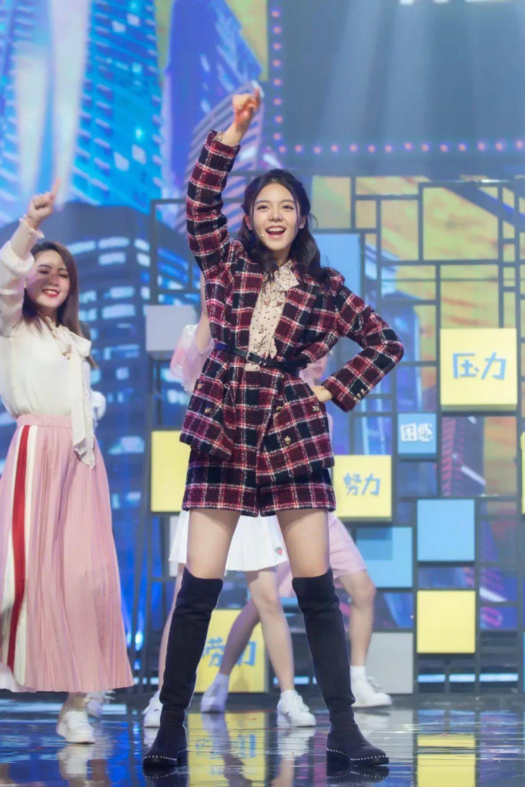 赵今麦|“国民闺女”赵今麦太会搞头发了!麦穗卷+胎毛刘海美丽翻倍!