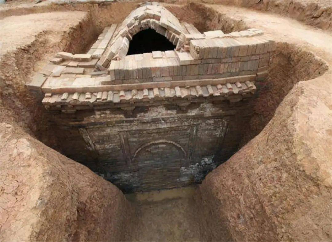 古代帝王喜欢给自己修墓,秦以后的帝王陵墓里,为何没有兵马俑?