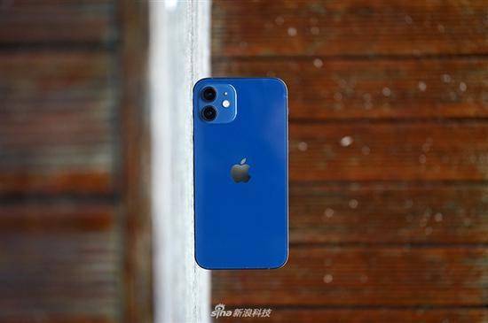 "海军蓝"iphone 12翻车?众网友纷纷吐槽:满满的廉价感