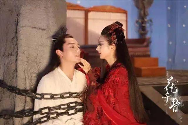 哇哦！网友发现了“金鹰女神”们背后的“奶娘