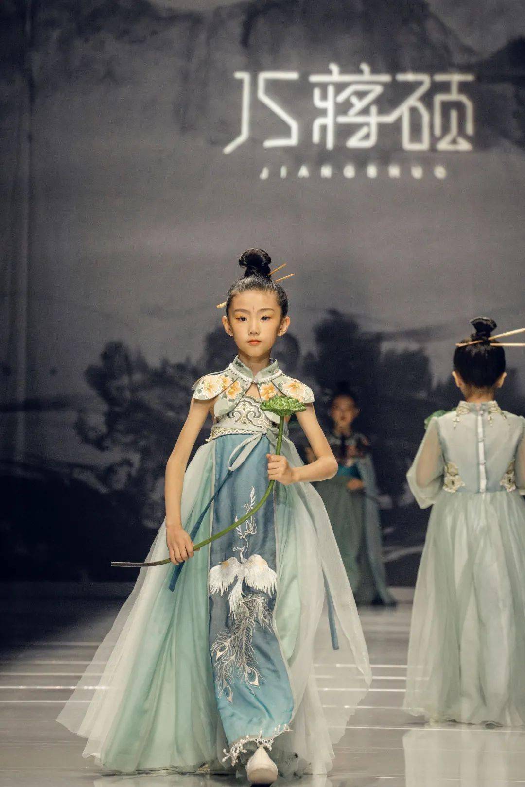 这是蒋硕连续五年用时装设计作品,在中国国际时装周向少年儿童普及