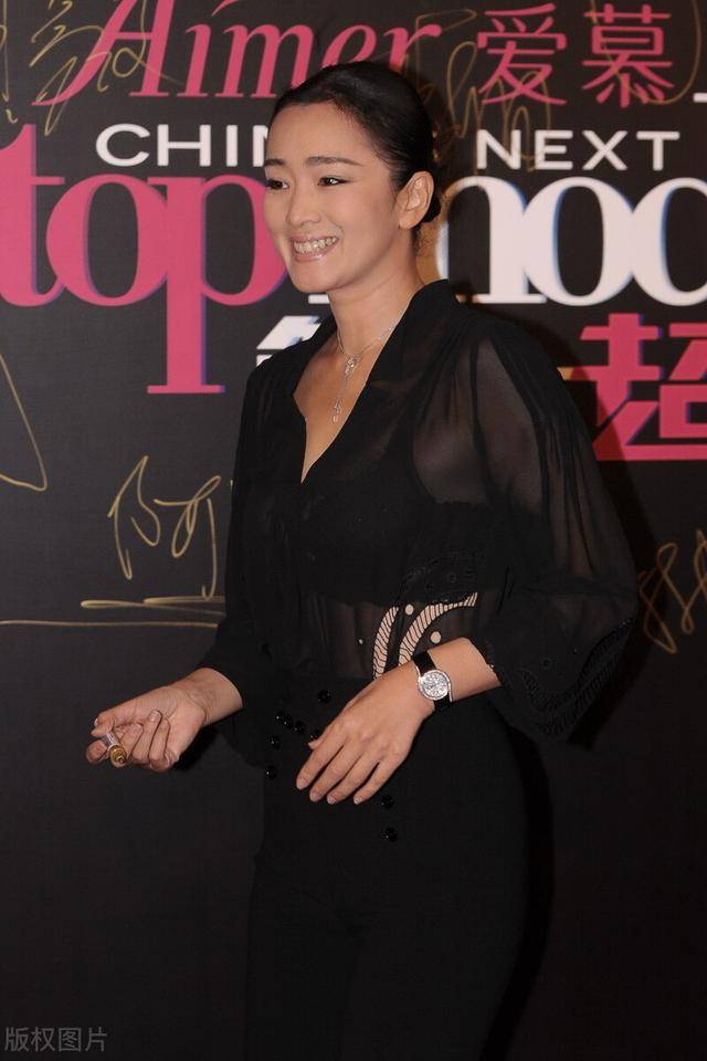 55岁巩俐不减风情,薄纱衬衣配黑色紧身裤,"腰臀比"甚是惊艳