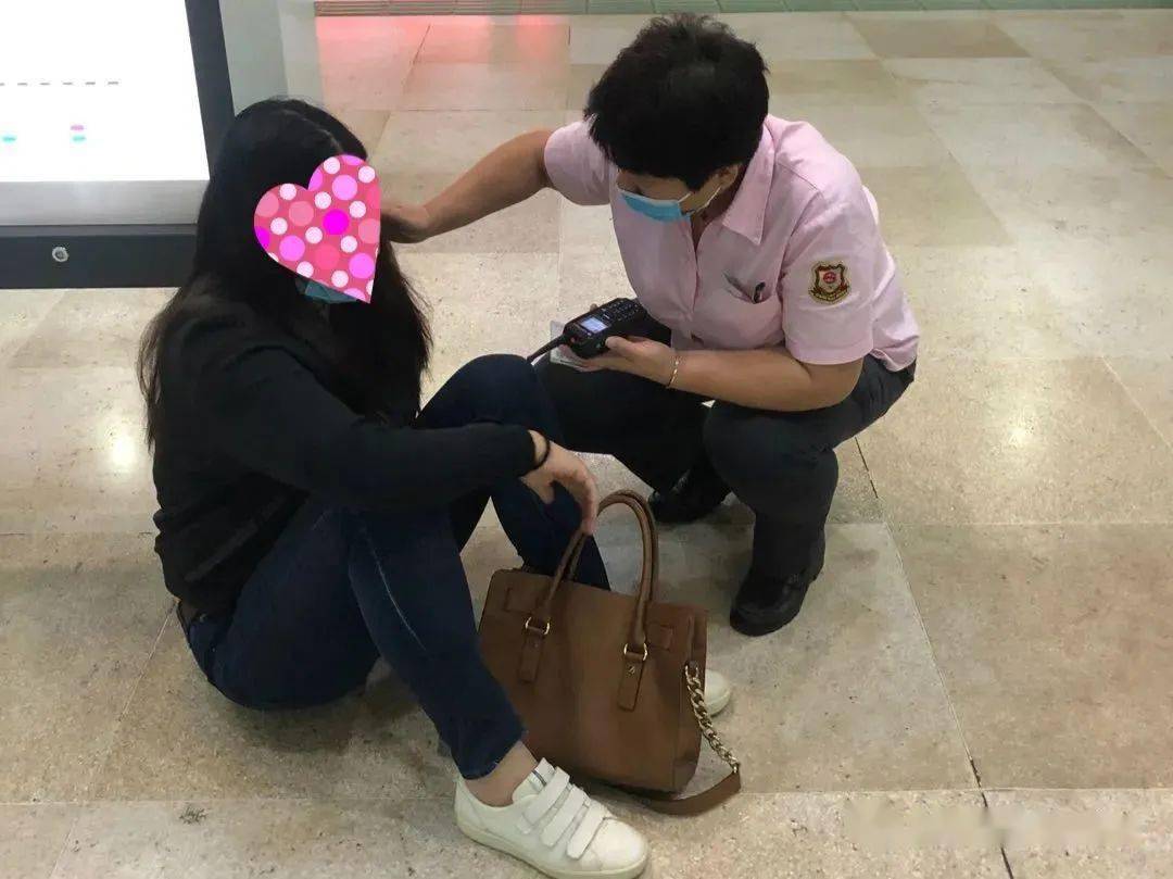 女子低血糖晕倒车站及时处置丨乘客手机摇摇欲坠工作人员眼疾手快