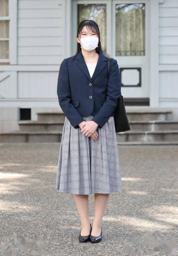 日本爱子公主亮相校园穿西服搭配学生裙18岁身材已走形