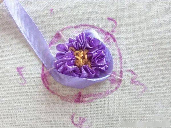 教程|丝带绣 | 奥斯汀玫瑰的绣法教程！（附:13种丝带、7种入门针法详细教程）