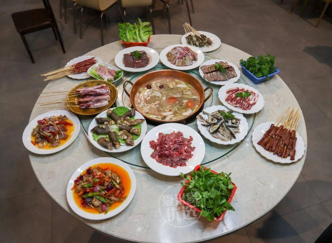 他家的羊肉和老板一样"正直豪爽" 整个店堪称"满羊全席" 羊肉,羊血