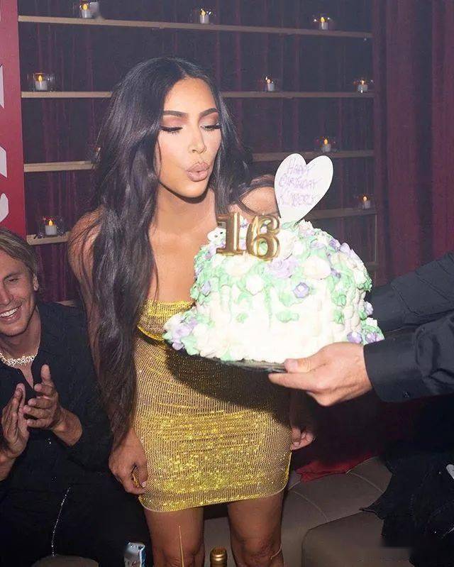 金卡戴珊生日私人小岛奢华度假.她自称谦卑,网友把她喷成筛子.