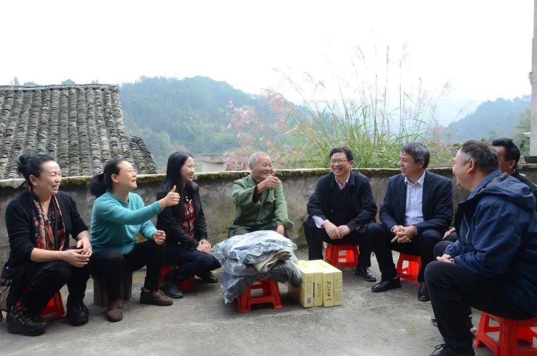 走访慰问中潮镇兴隆村贫困户